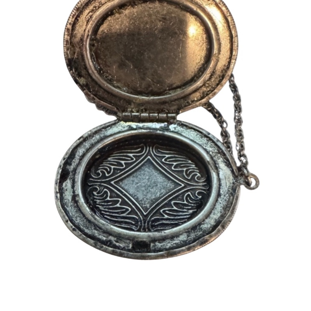 Vintage Large Locket Necklace 2.5 inches long - Picture 3 of 7